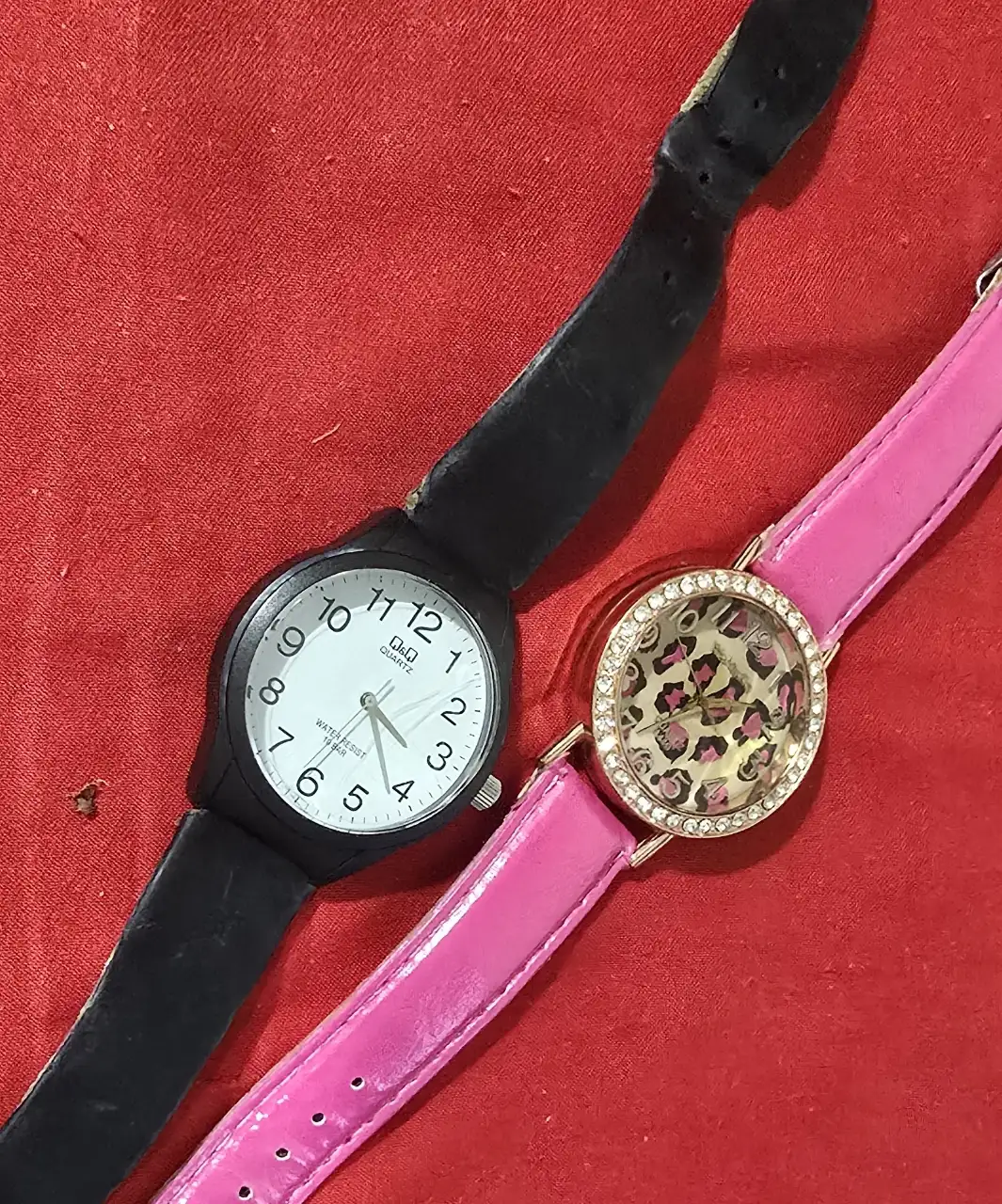 צמד שעונים חדשים ועובדים חוסר בסוללות