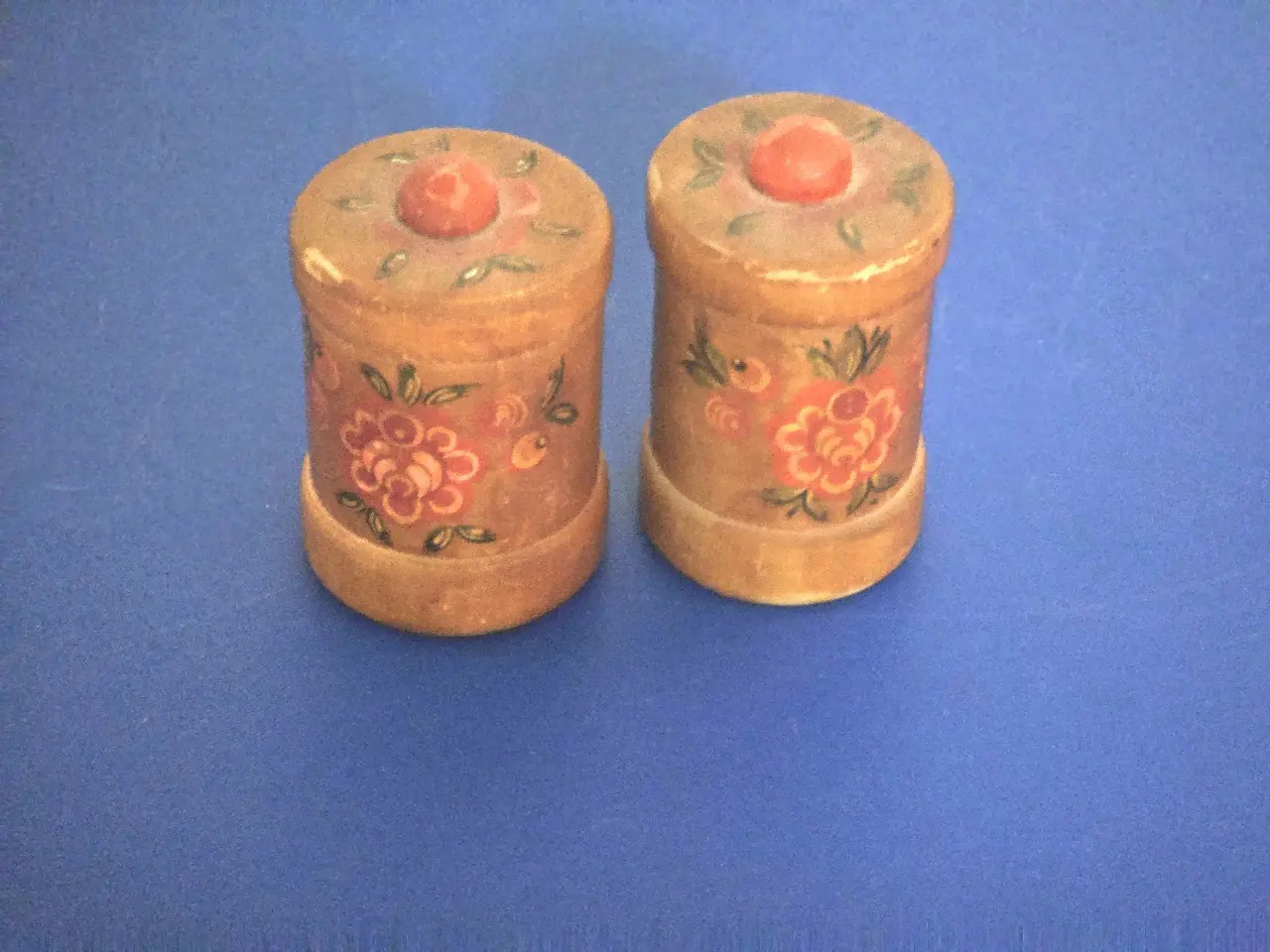 לוט 2 קופסאות עץ ישנות, לתבלינים, וינטאג', נאות, ציור עבודת יד, גובה 8, קוטר 5 ס"מ
