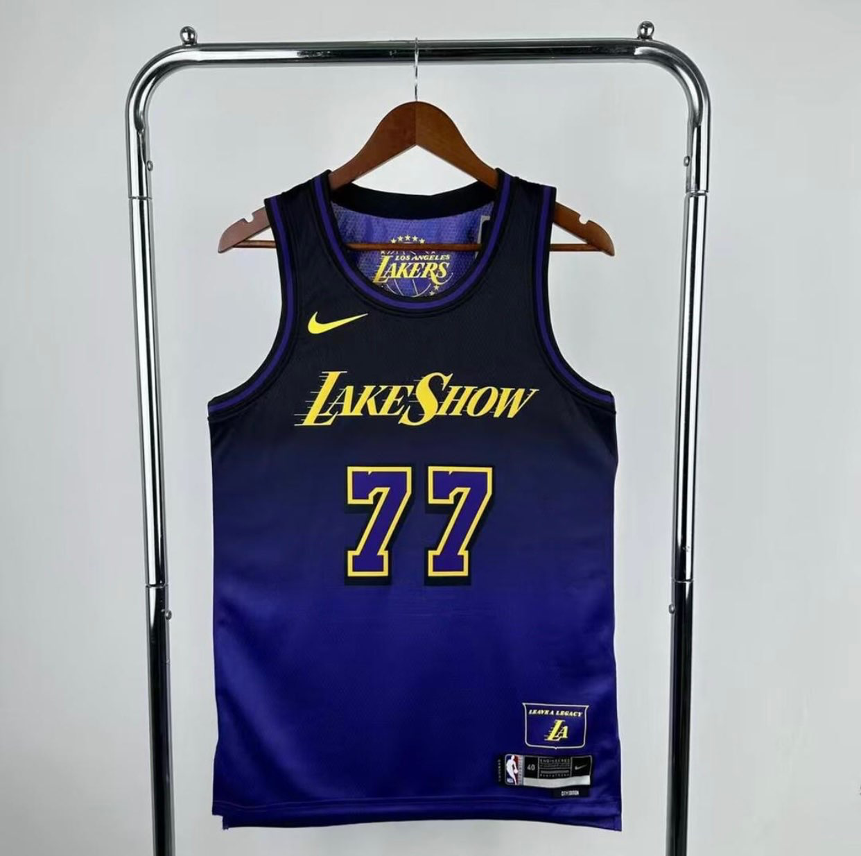 גופיית לייקרס - לוקה דוניץ שואו 77