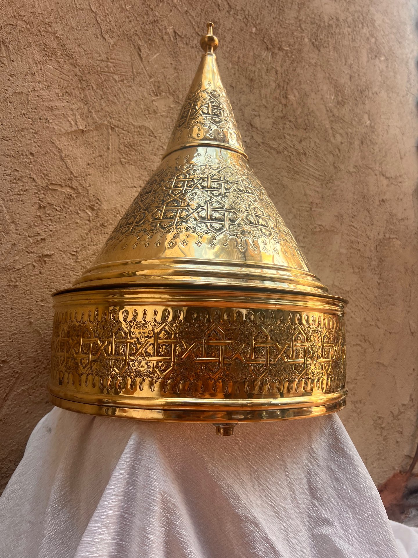 טאגין ממתכת צהובה