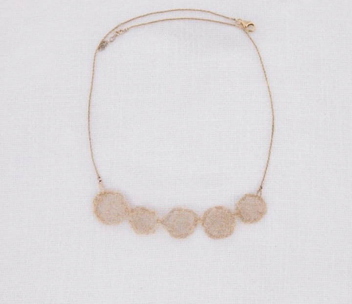 שרשרת גולדפילד סרוגה 5 עיגולים.