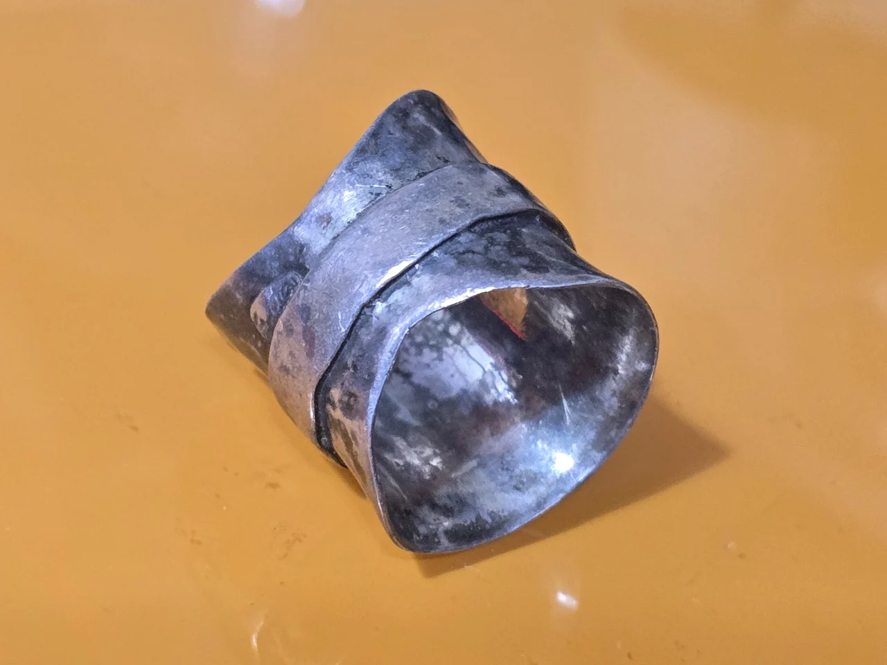 טבעת כסף 925 רחבה בעלת מרקם מרוקע מידה 8