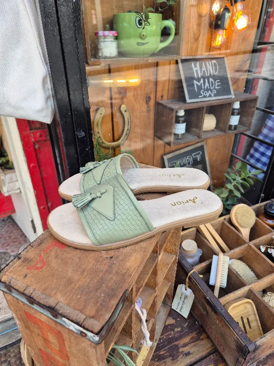 כפכף קלוע עור A-1