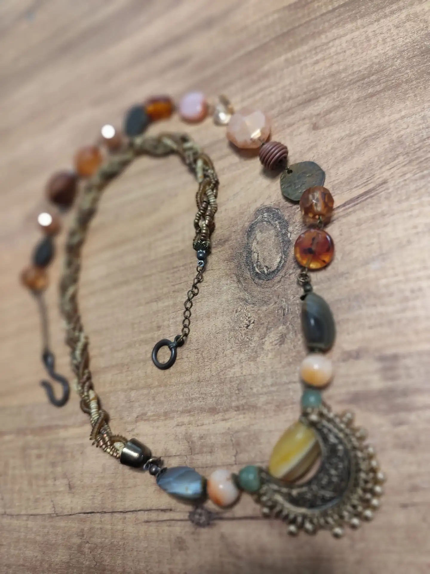 אבני חן שונים עם חרוזי זכוכית וטרמופלסטיק