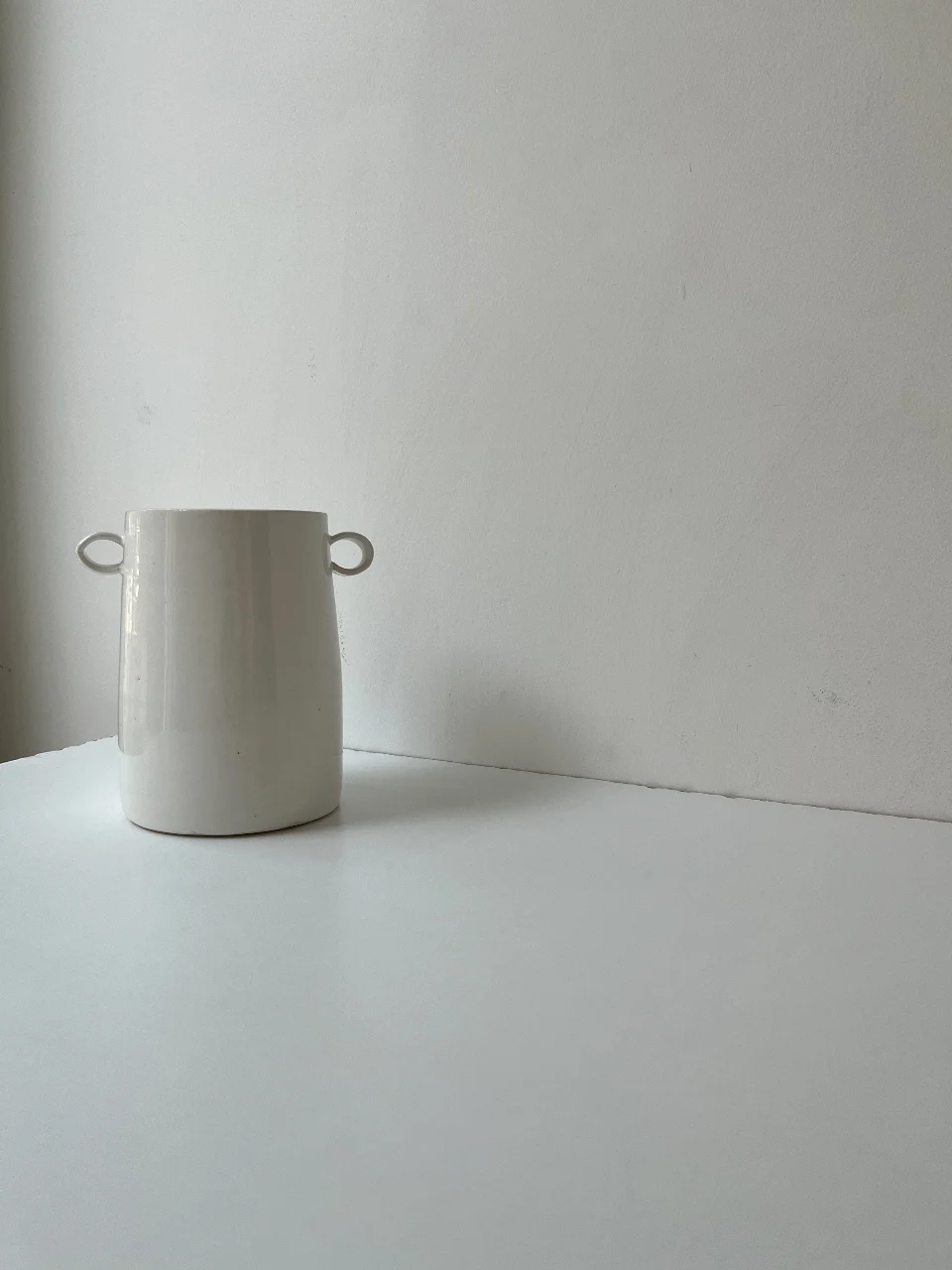 כד פורצלן עם עיטור