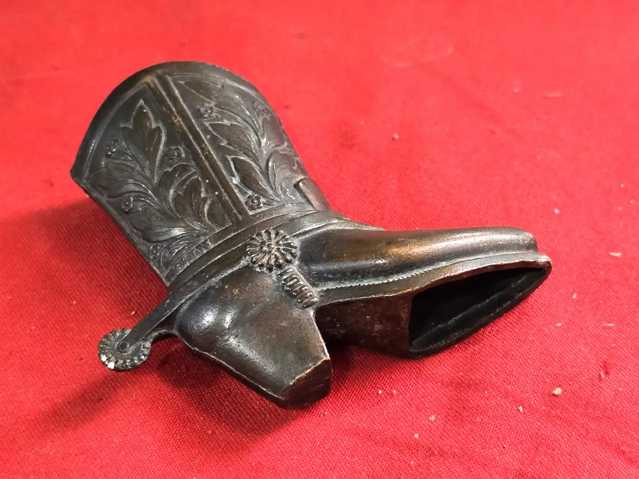 פיגורה ממתכת כנראה ברונזה מגף בוקרים גובה כולל עקב 6.5 ס'מ