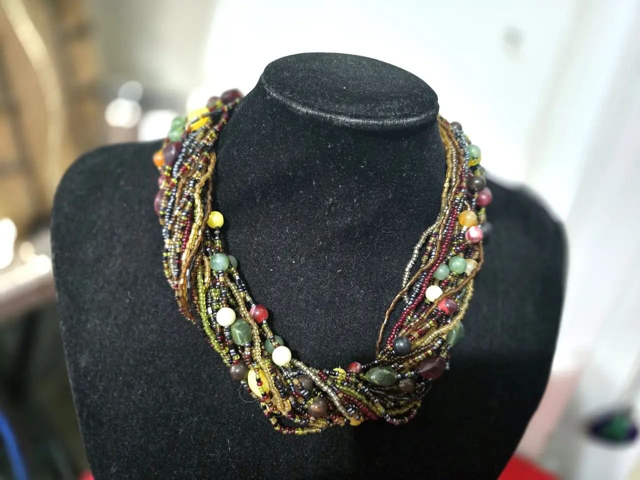 שרשרת וינט'ג צבעונית עם המון חרוזים צבעוניות