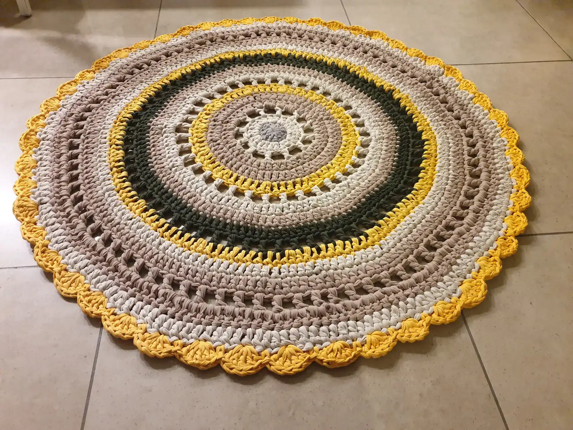 שטיח סרוג מחוטי טריקו בקוטר 1 מטר