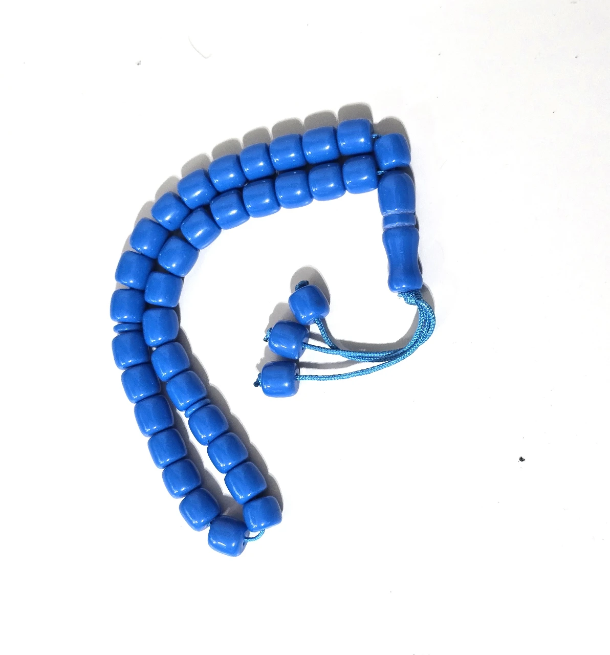 מאסבחה - 33 חרוזים גדולים בצבע כחול (להגנה מפני עין הרע), עם אימאם ומפרידים. 3 חרוזים בקצה. יפה מאוד. ישנה מאוד. במצב שמור וטוב מאוד