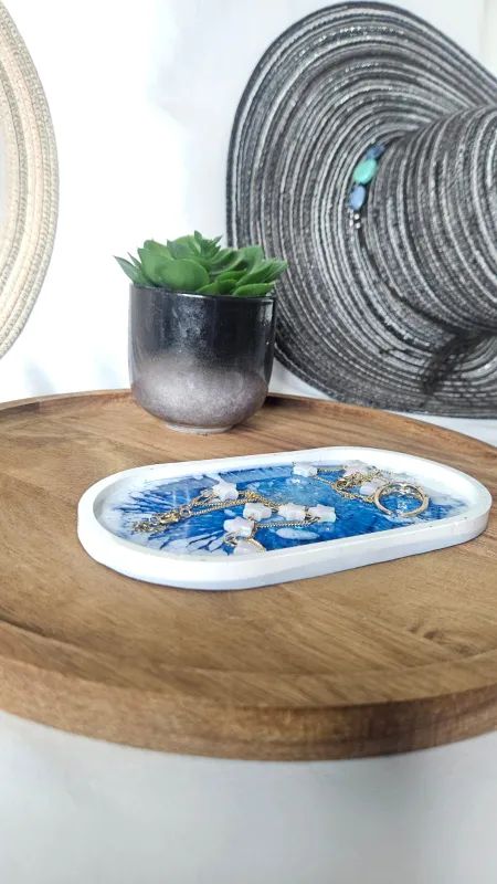 "מגש תכשיטים כחול-לבן בהשראת השמיים"