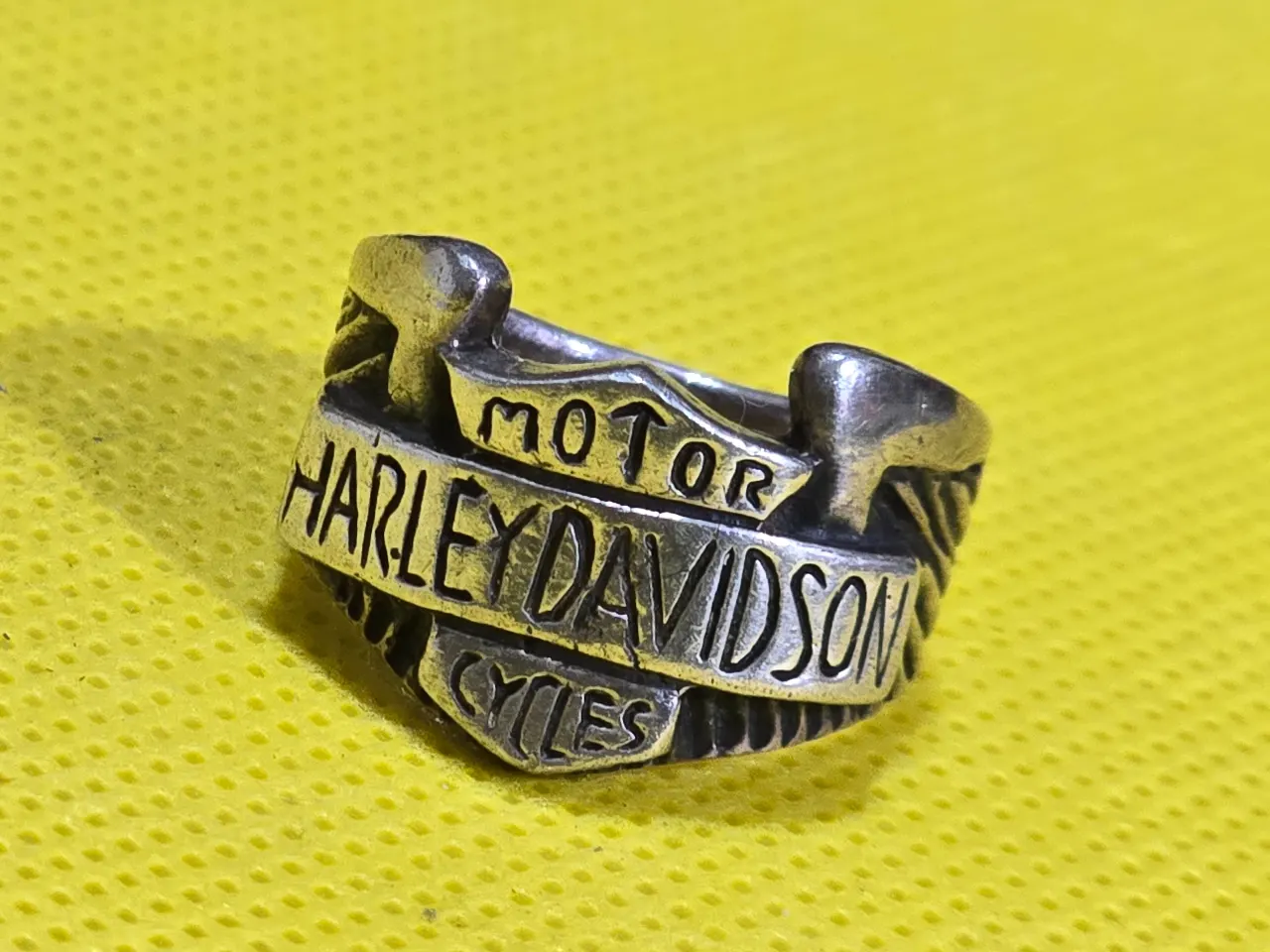 טבעת כסף וינטג' איכותית ויפה. עם הכיתוב הרלי דיווידסון מידה: 6 משקל: 10.16 גרם