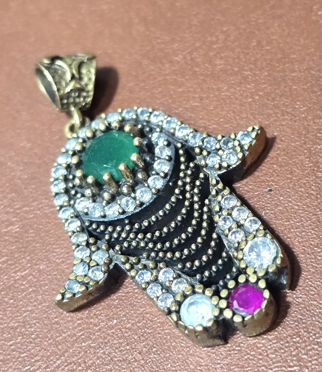 תליון חמסה כסף 925 חתום משובץ באבן אמרלד סינטטי ואבני סברובסקי בתחתית אבן רובי סינטוטית