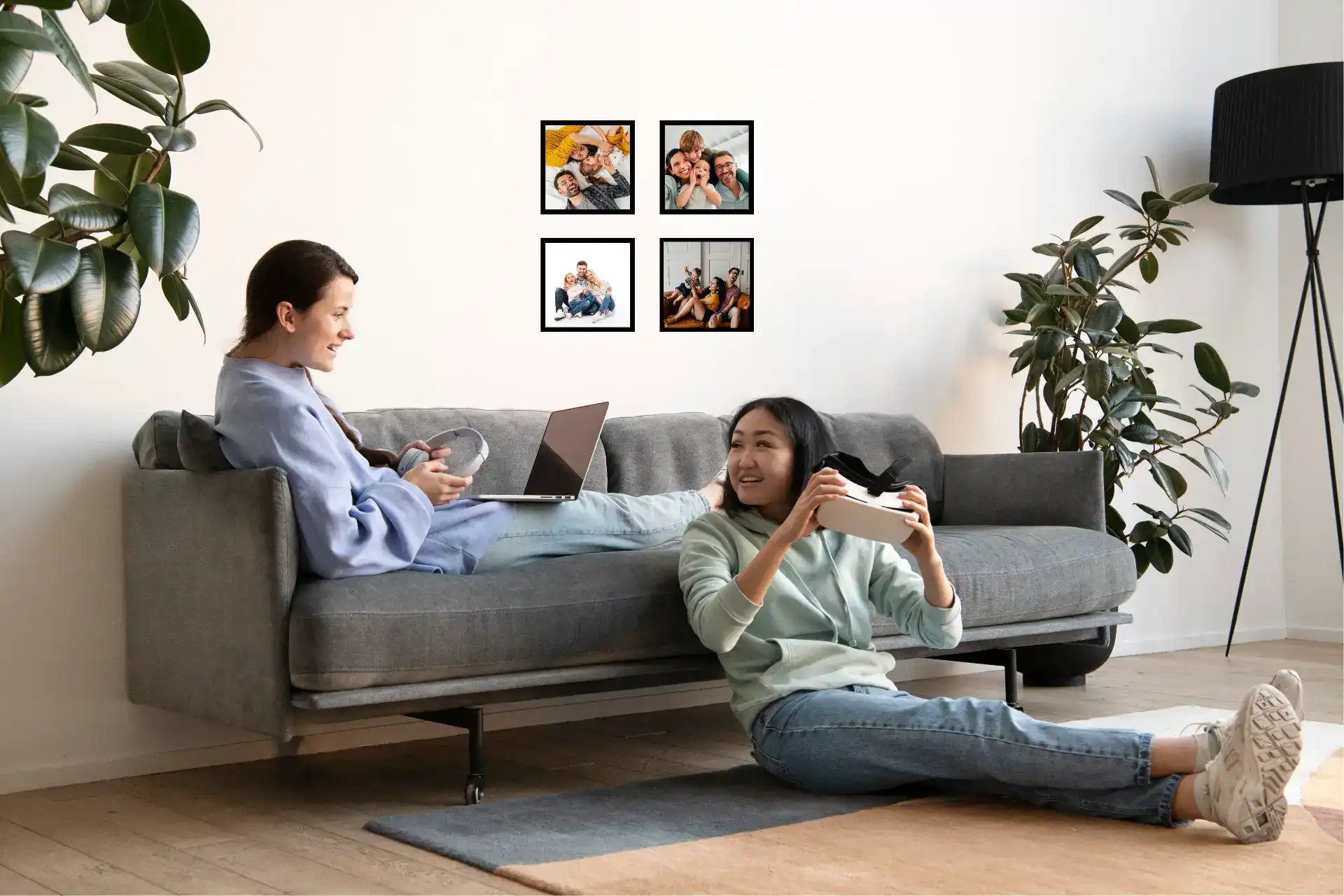 תמונה ממוסגרת בשחור בגודל 20*20 ס״מ עם הדבקה קלה לקיר