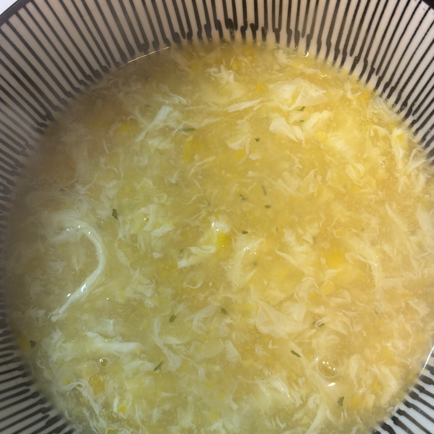 מרק תירס עשיר וסמיך עם נטיפי ביצים