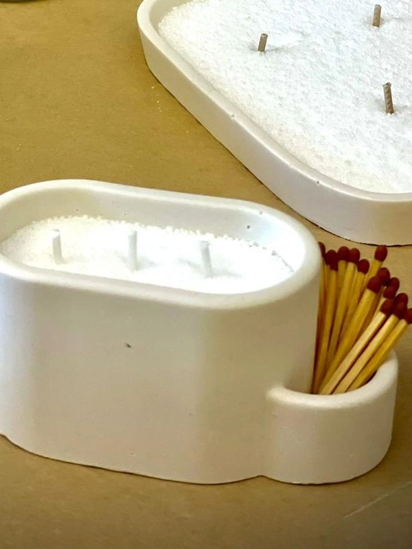 נר אובלי קטן עם מקום לגפרורים