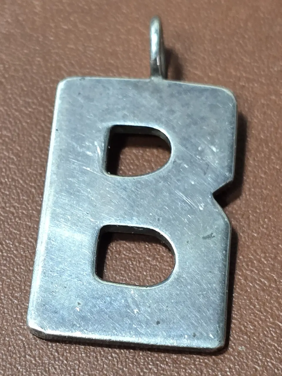 תליון האות B  מעוצב בסגנון מלבני עשוי מכסף סטרלינג שנת 1975