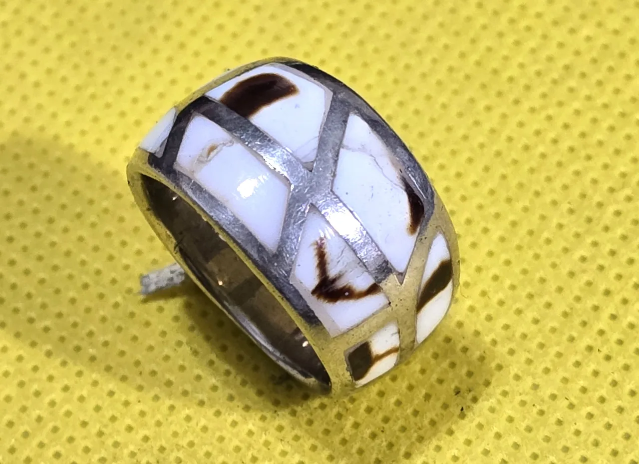 טבעת נאוואחו ילידית אמריקאית (אינדיאנית) מכסף סטרלינג 925 עם פסיפס אגט, מידה: 6.75-7