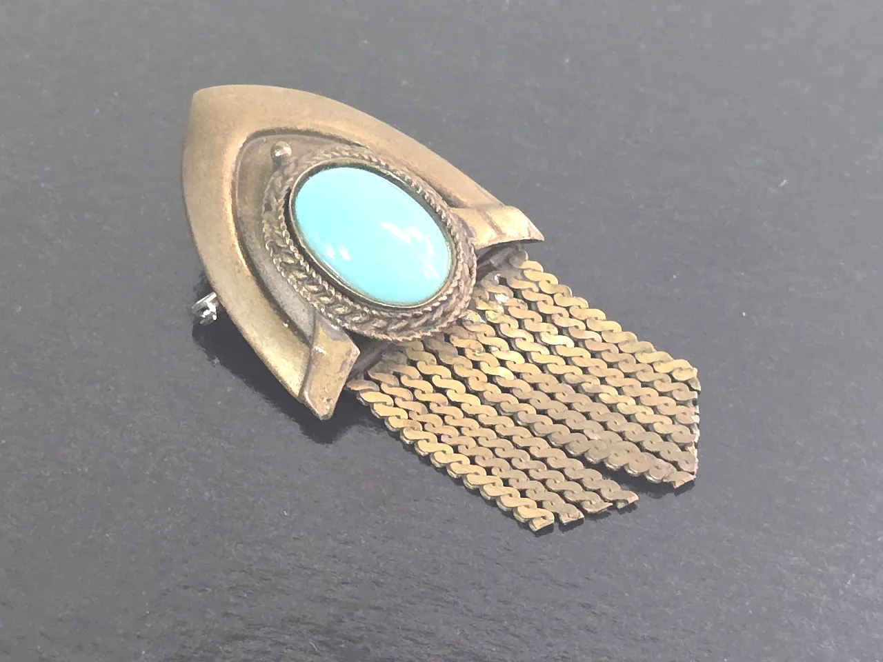 סיכה בסגנון עתיק דגם ויקטוריני מעוטרת באבן בצבע תורכיז ובעלת פרנזים ממתכת פריט אספנות