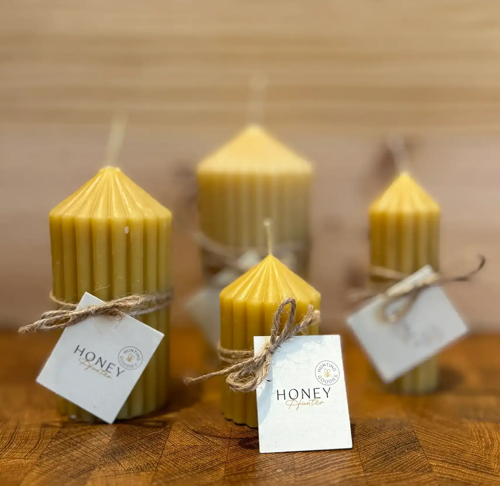 נר יצוק טבעי בריח דבש עדין בעיצוב נקי ונעים | Honey Hunter