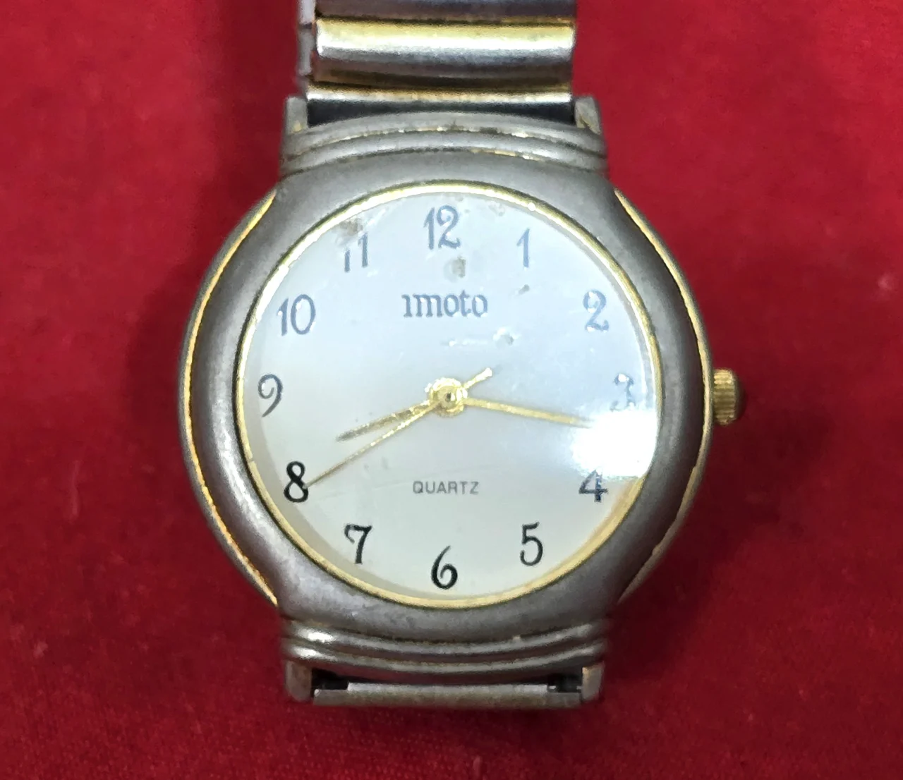 שעון יד וינט'ג בעל מנגנון קוורץ רצועת מתכת חוליות נמתחת עשויה פלדת אל-חלד מצב עבודה חוסר בסוללה