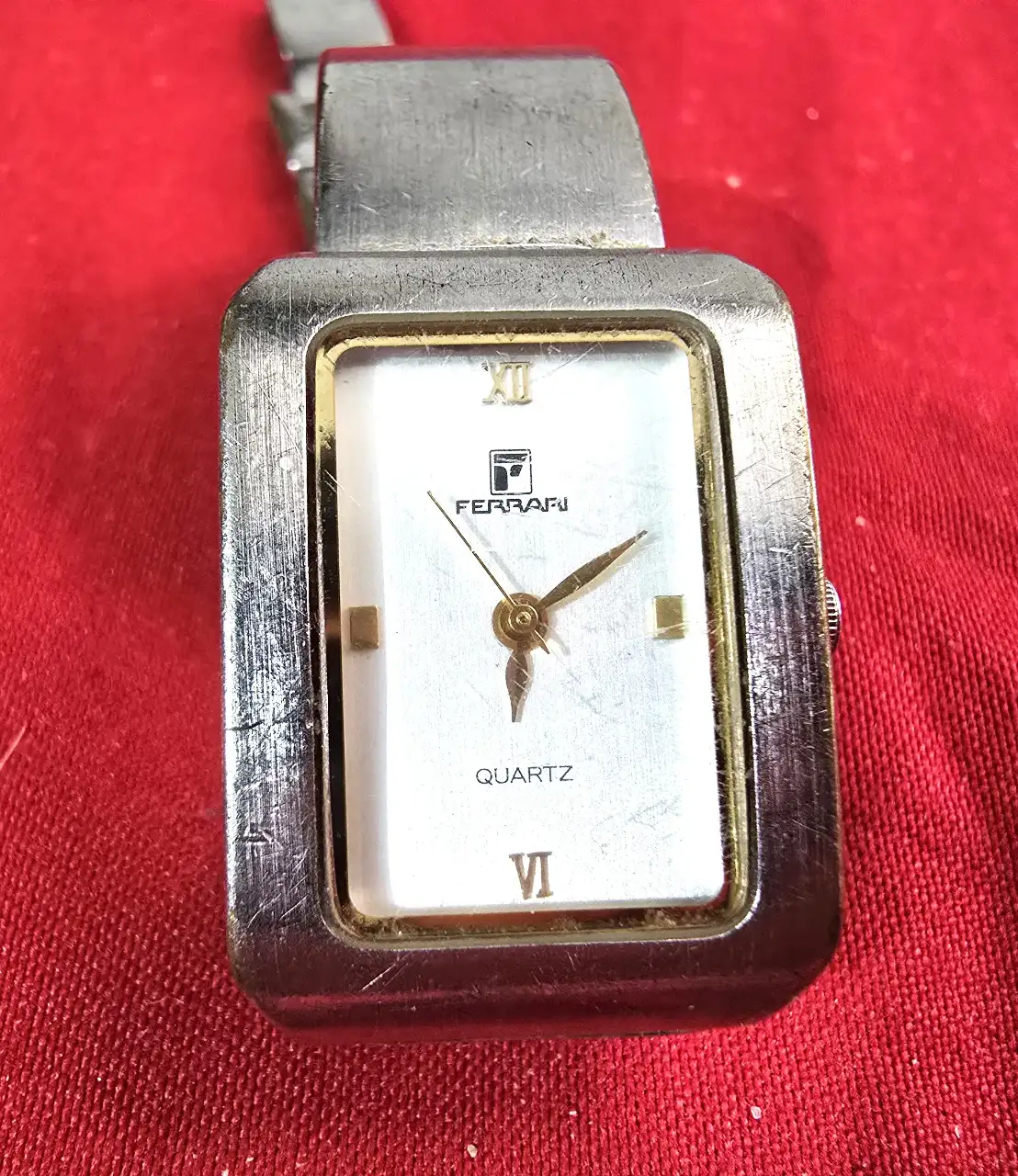שעון יד לנשים שעון מלבני הנושא את המותג Ferrari יש לעשות הפרדה עם ח'ב פררי למכוניות יוקרה השעון כיכב שנות ה.80\90 יש להחליף סוללה