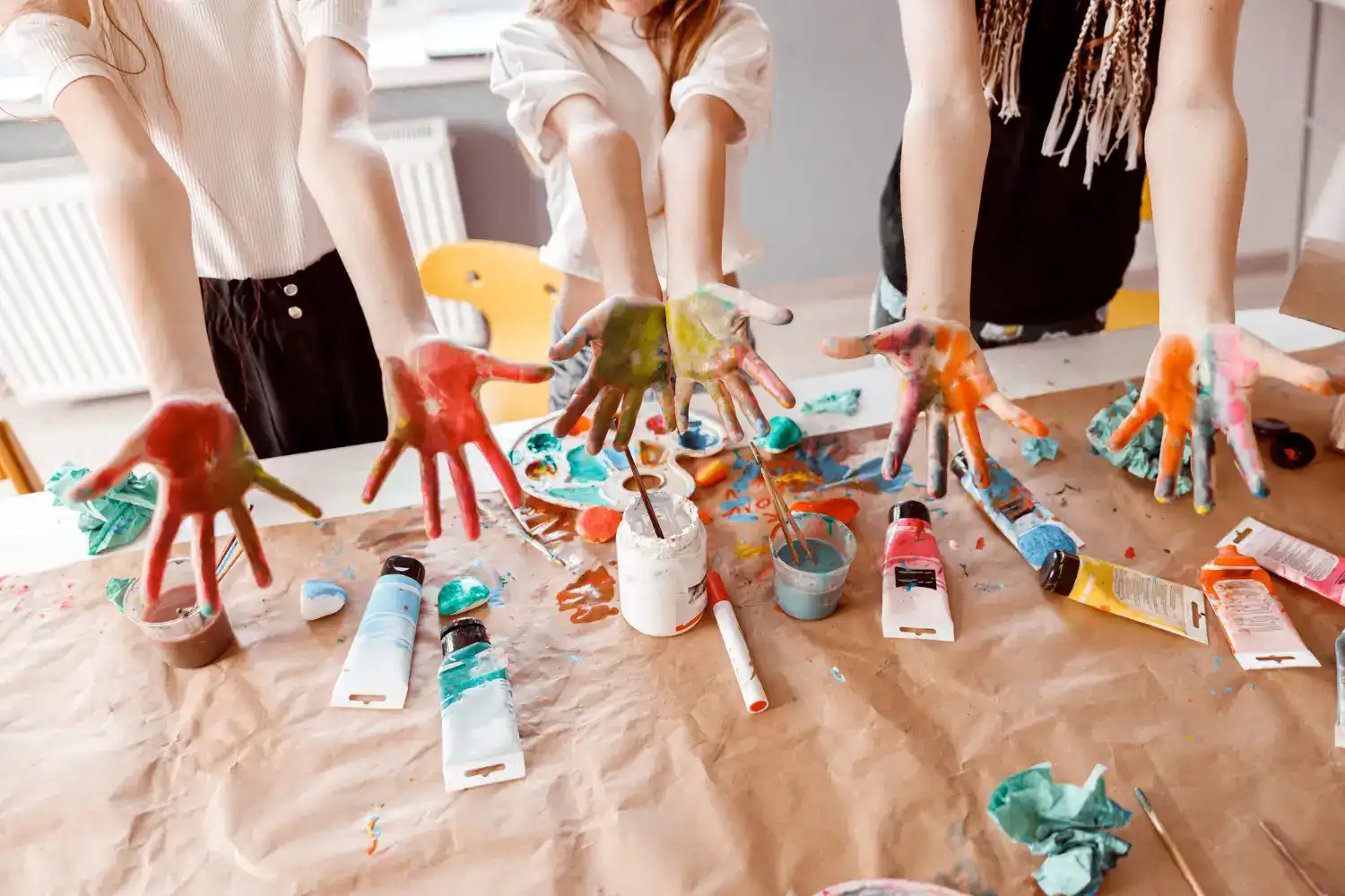 סדנאות אמנות לבנות – חוויה יצירתית מעצימה | wallZart