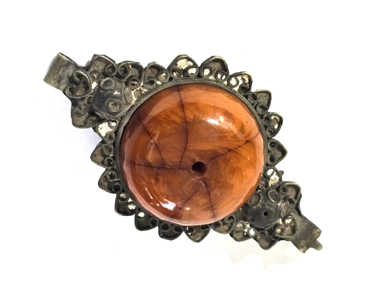 תליון מרוקני וינטג' גדול ממדים עשוי מתכת אלפקה ומשובץ חרוז בקליט דמוי ענבר כתום. 11.5x6.5 ס"מ