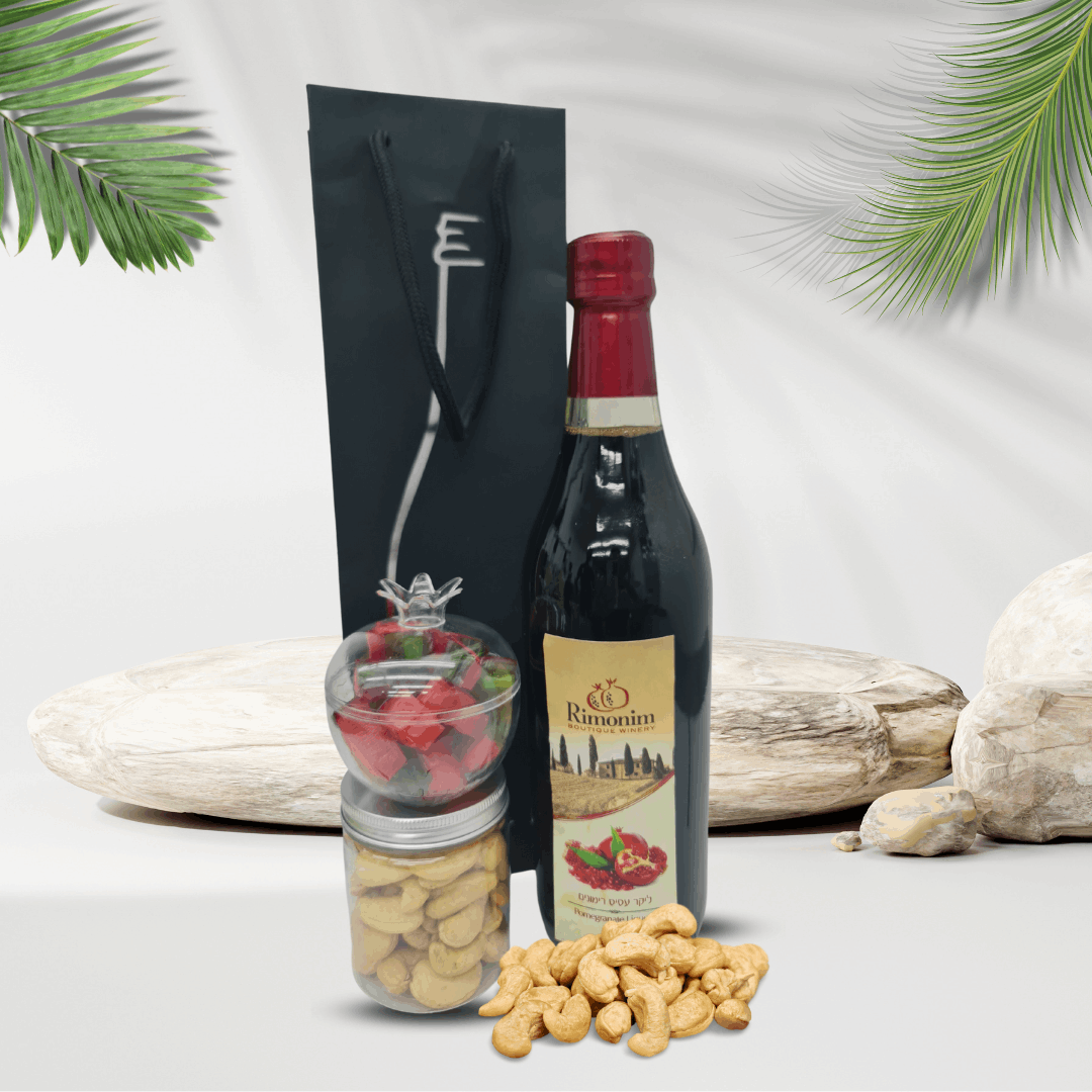 מארז משולב תרכיז רימונים 650 מ"ל ופיצוחים וממתקים במארז מתנה