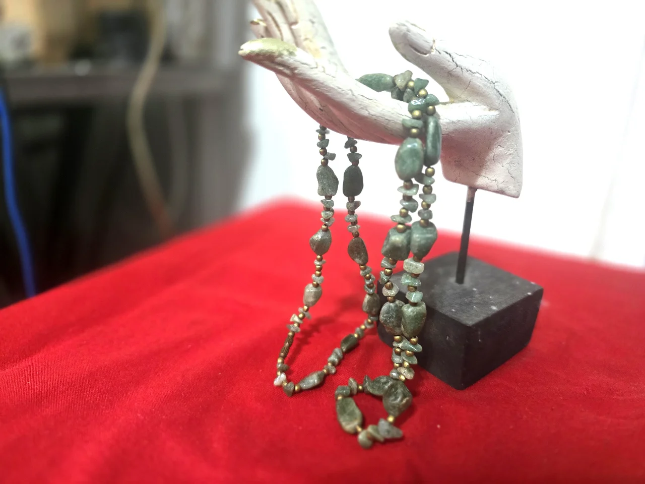 מחרוזה עם אבנים טבעיות אבני אגת בגוון ירוק