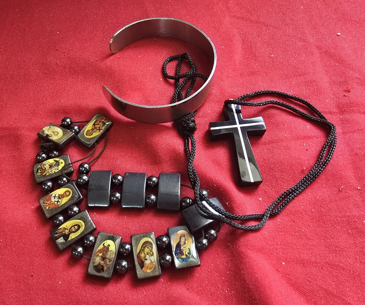 סט של שלושה פריטים צמיד שרשרת וצמיד קשיח משתייכים לנצרות