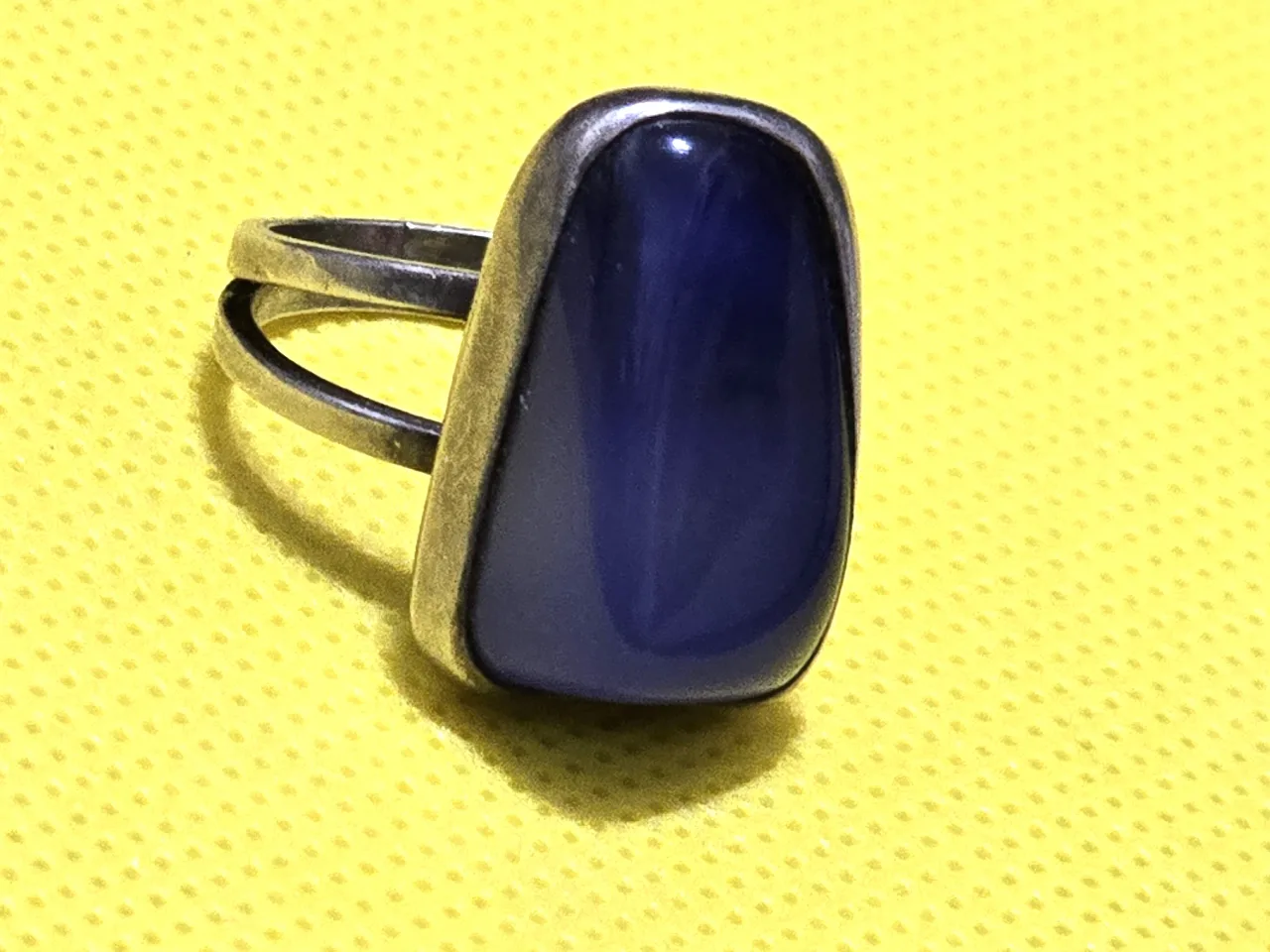 טבעת כסף מרהיבה ובעלת נוכחות כסף סטרלינג 925 חתום עשויה בעבודת יד אומן גוף הטבעת בנוי משניי טבעות משולבות ראש הטבעת משובץ באבן חן כחולה בליטוש חלק מידה 8 משקל 7.7 גרם