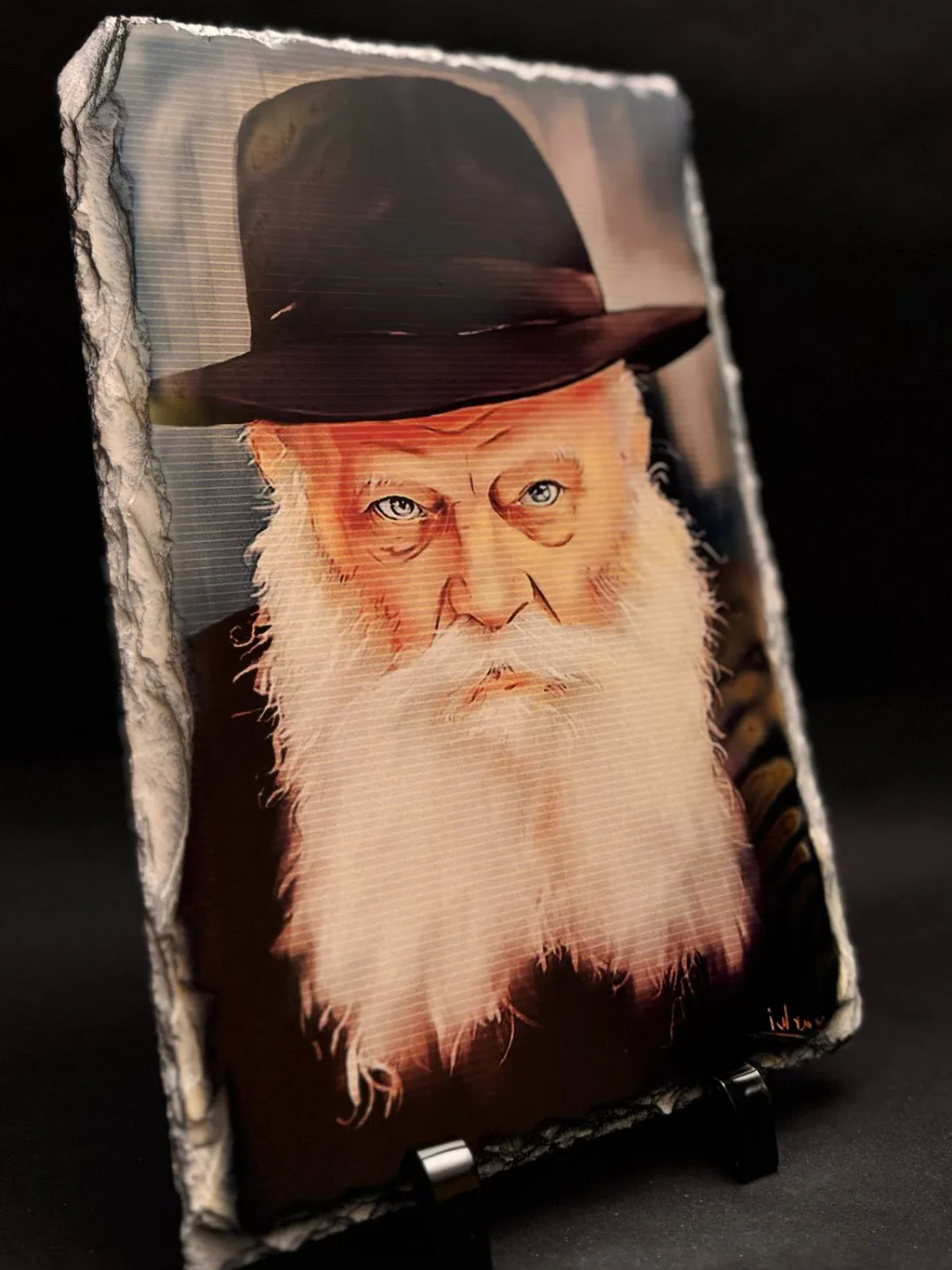 תמונות צדיקים מצויירות מוטבעות על אבן בזלת