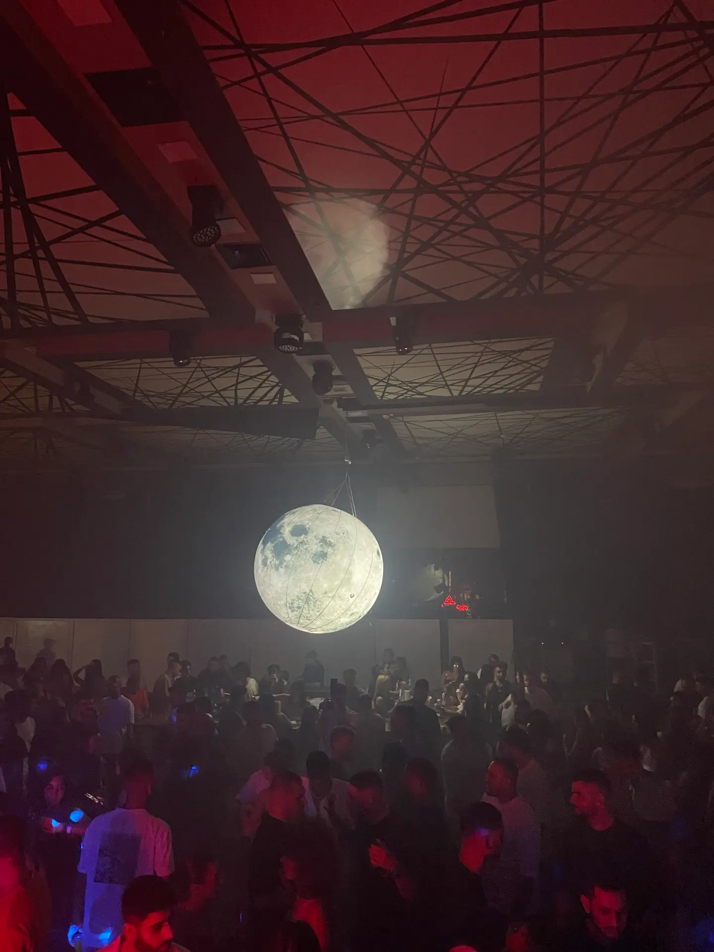 ירח תפאורה להשכרה.