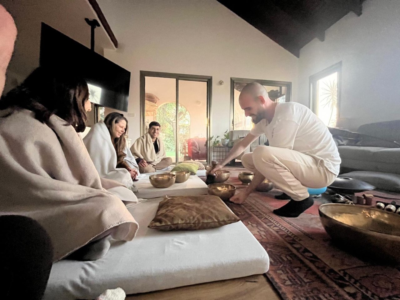 קבוצה סשן פרטית בעץ אפרים – חוויה קבוצתית בצליל | גיל אלבז