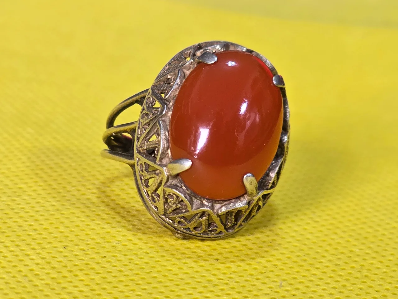 טבעת ישנה מכסף משובץ באבן קורניליאן מידה 9 USA אורך/רוחב 2.5/1.8 ס"מ משקל 7 גרם