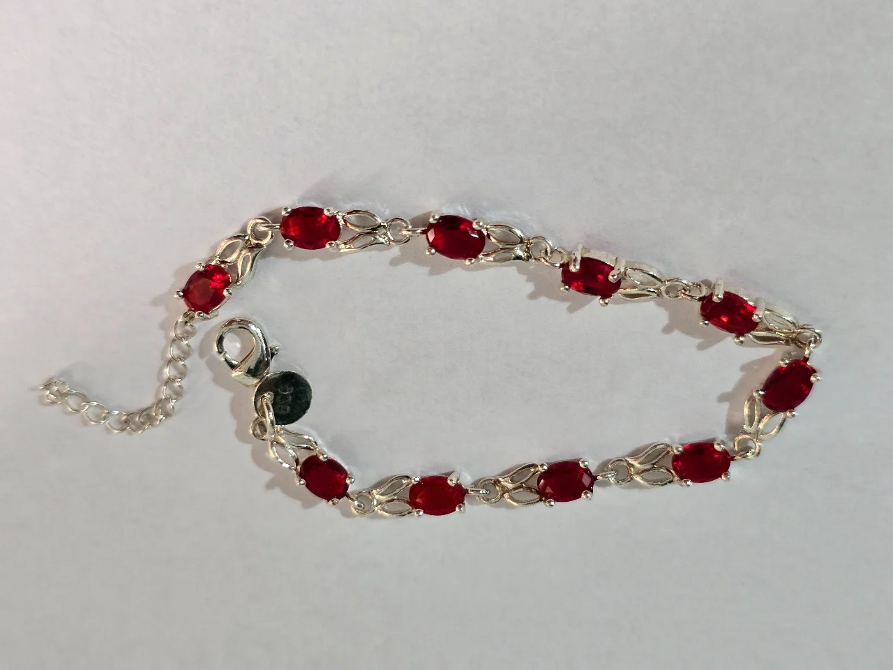 צמיד עדין ויפה כסף 925 חתום משבץ אבני חן אדומות ככל הנראה זירקון או אבני רובי