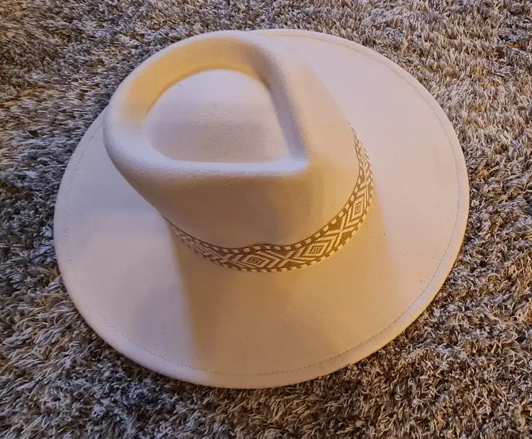 כובע ANTONELA צמר לבן