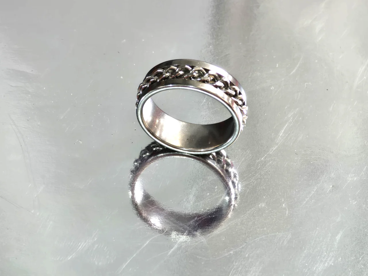 טבעת פלדת אל-חלד מידה 9.5\10 הטבעת בציפוי כסף ובמרכז טבעת מסתובבת