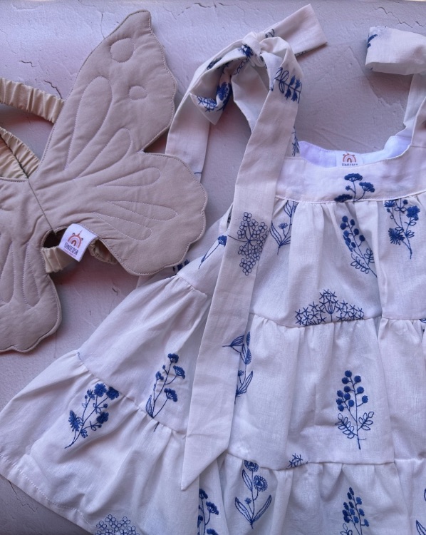 שמלת קומות עם רקמה כחולה