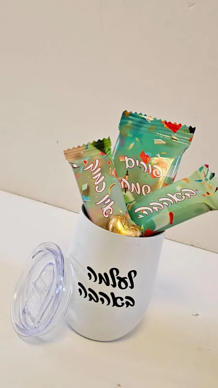 כוס תרמית עם שוקולדים ממותגים