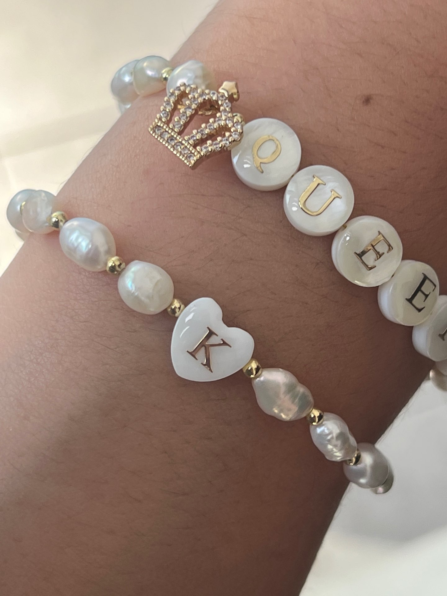 צמיד פנינים עם אות בצורת לב 