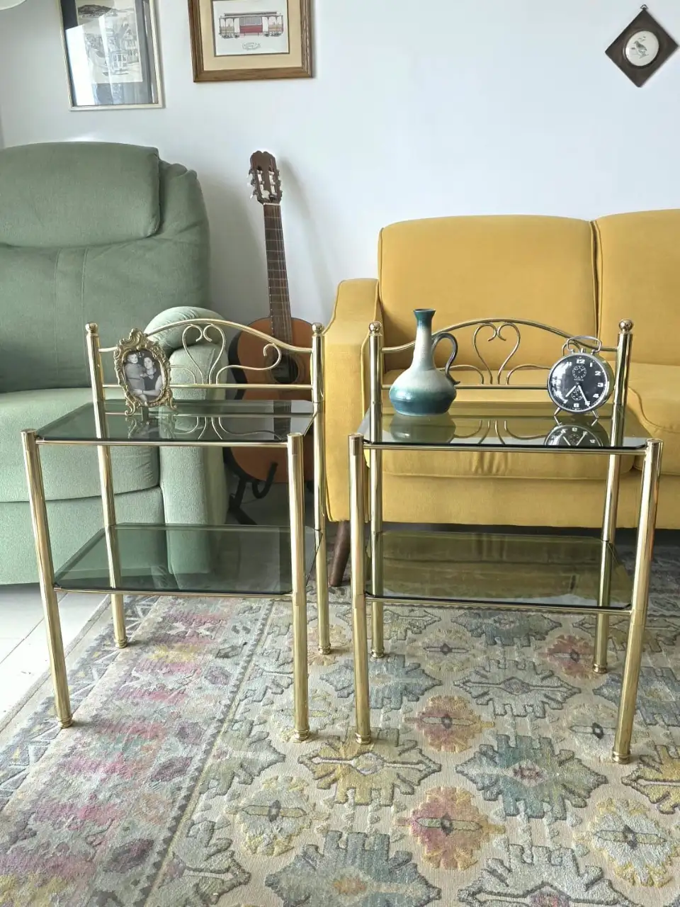 צמד שידות שנות ה70 בראס עם זכוכית מעושנת.