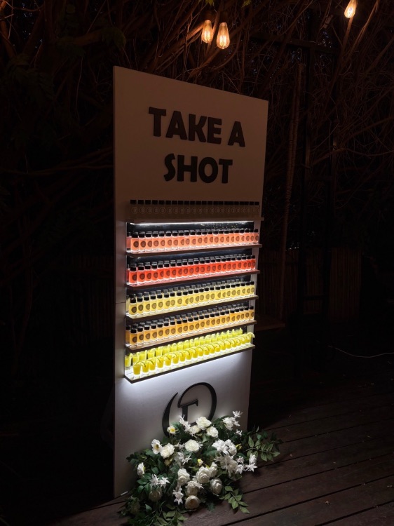 קיר צייסרים עם קוקטליים בטעמים שונים