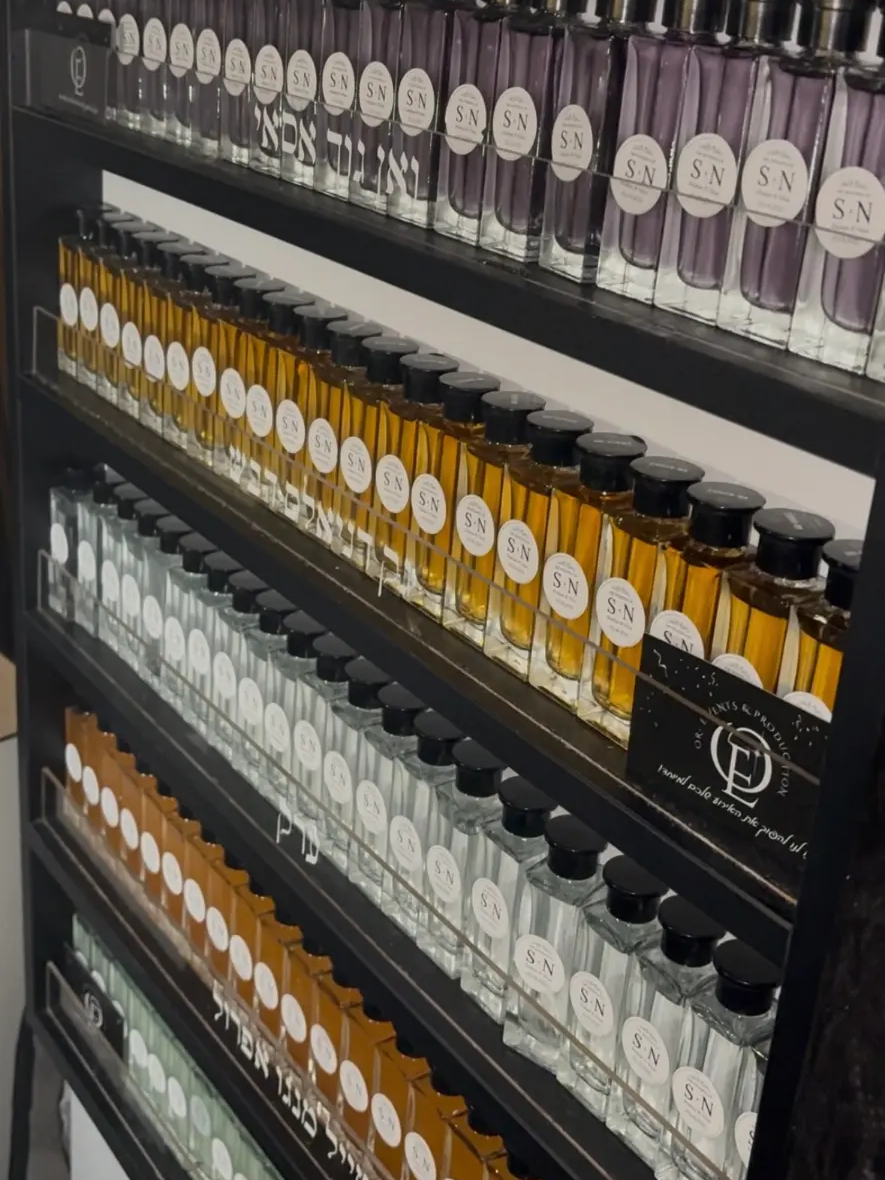 עמדת בקבוקוני אלכוהול 35 מ״ל ממותגים.