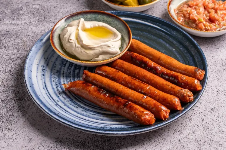 נקניקיות מרגז חריפות על מצע טחינה