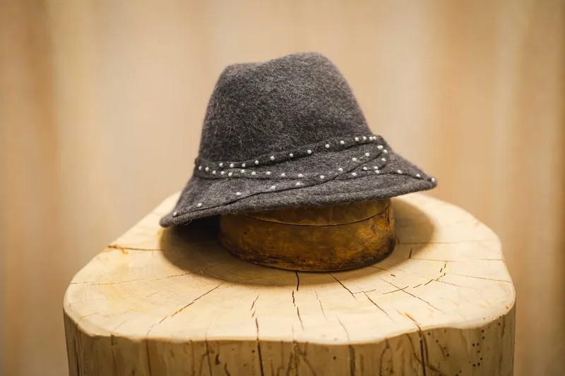 כובע לבד בעבודת יד מסורתית