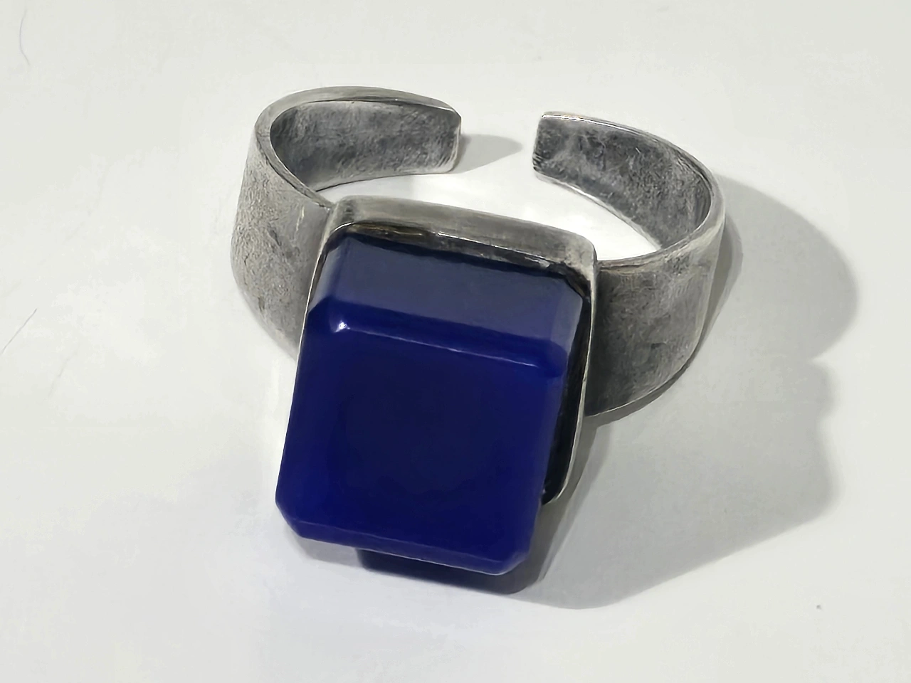 טבעת כסף ישנה בעבודת יד משובצת אבן לאפיס, כסף נבדק (מעל 900). מידה אמריקאית - 8. משקל כולל - 6.5 גרם.