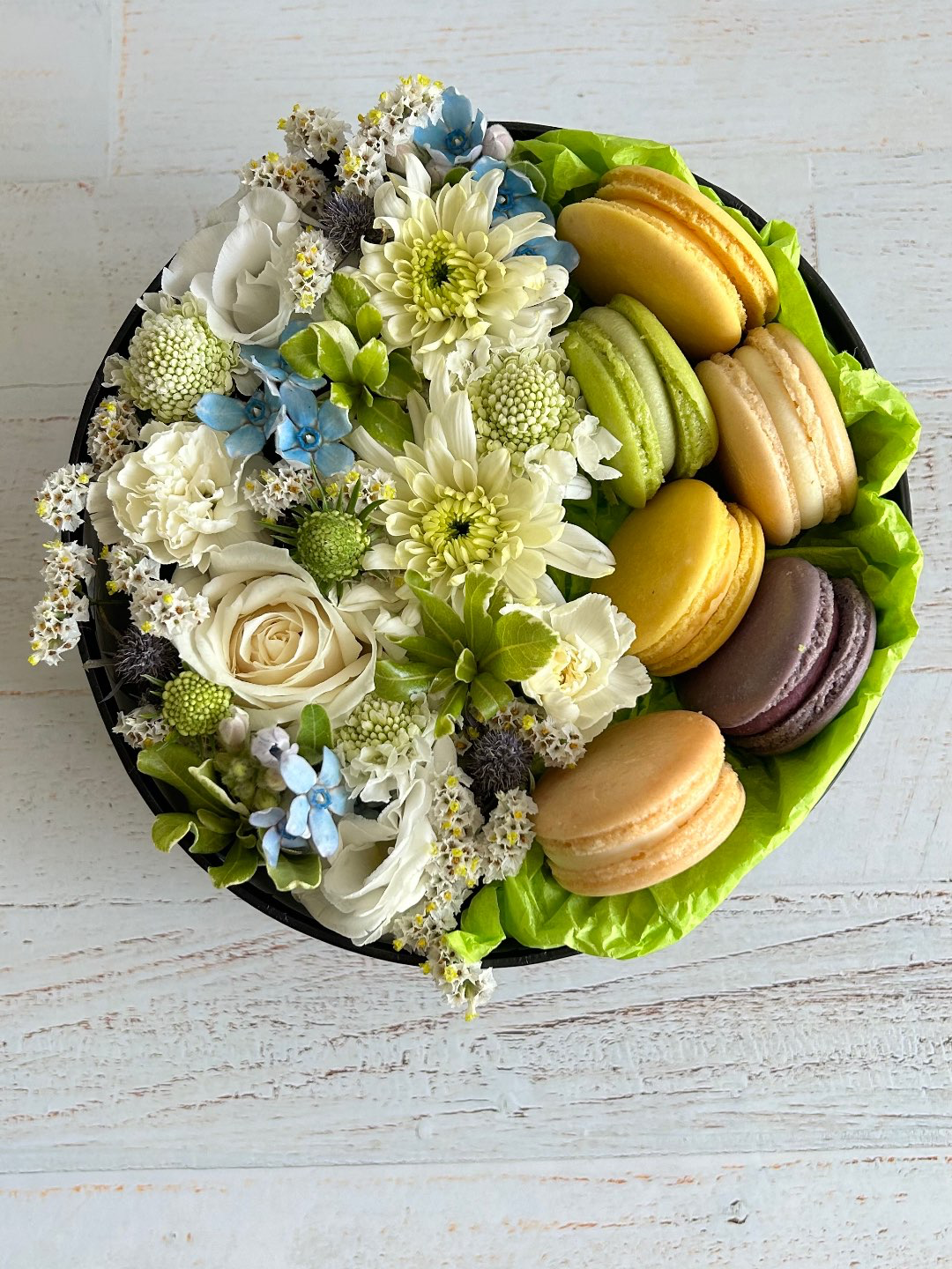 מארז עם פרחים וממתקים