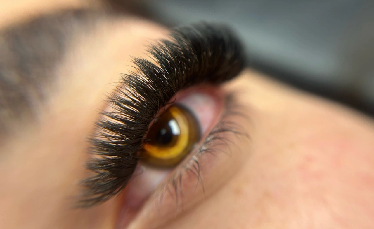 הדבקת ריסים ווליום / מגה ווליום