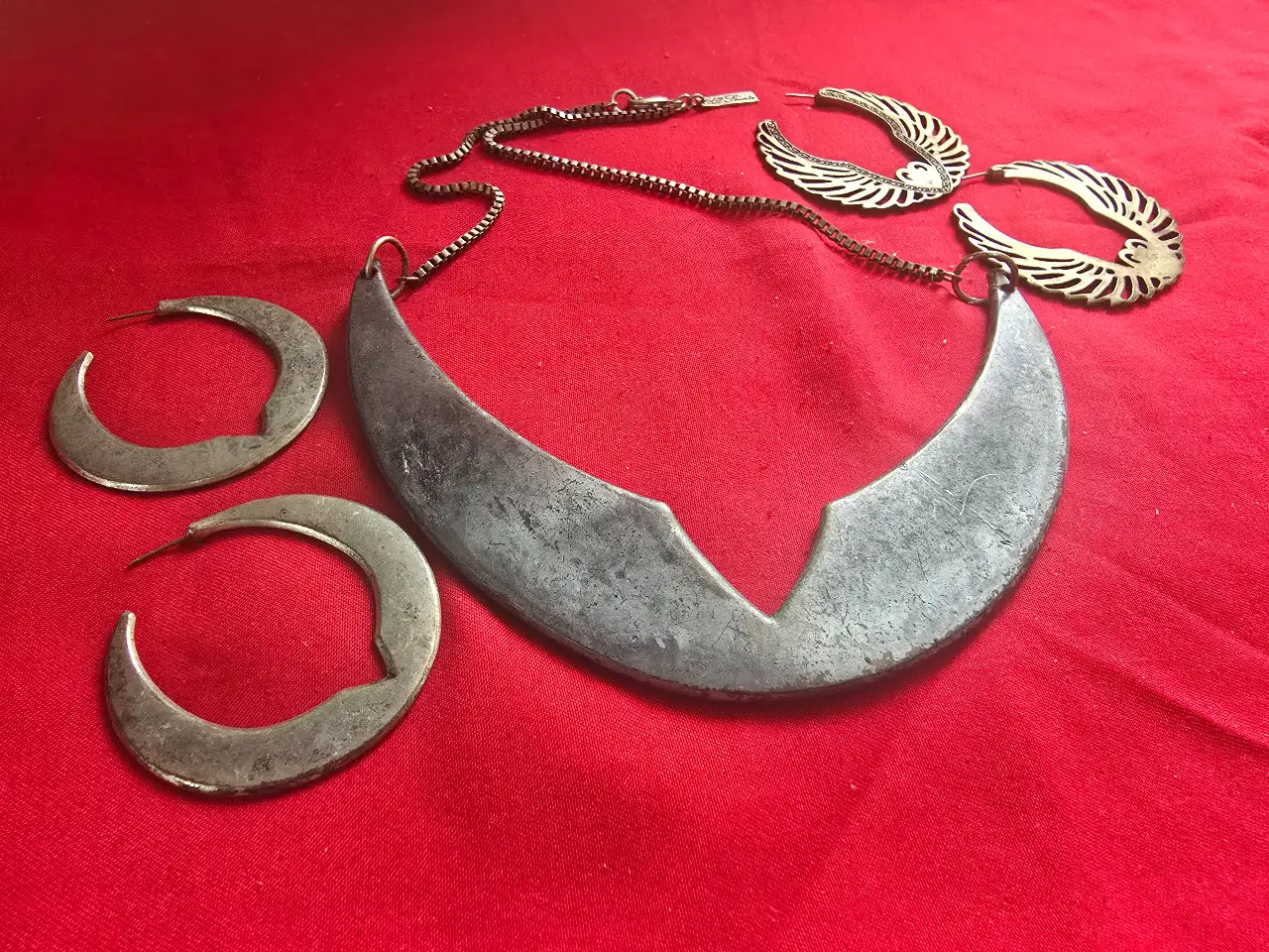 תליון מתכת גדול בצורת סהר וזוג עגלים שתואמים לתליון ועוד 2 עגילים בסגנון דומה התכשיט  של המותג AllSaints בית אופנה אנגלי